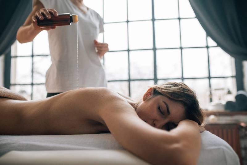 Soulagez votre stress à domicile : Offrez-vous une pause avec notre masseuse professionnelle